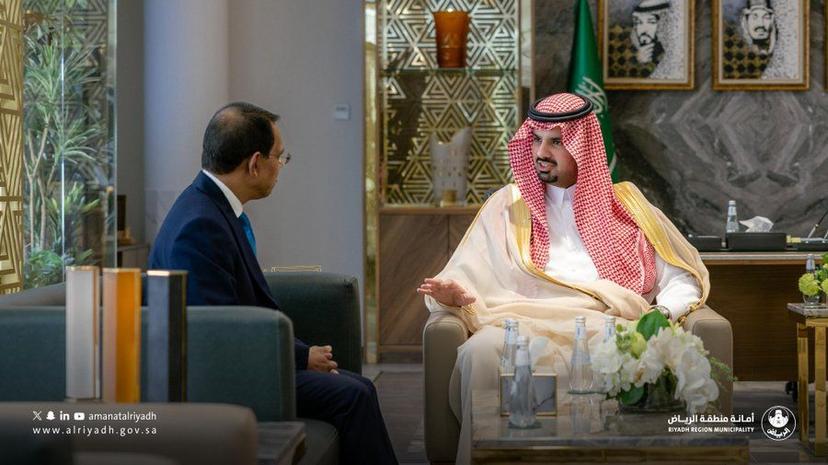 سمو الأمير د. فيصل بن عيّاف، أمين منطقة الرياض، يستقبل السفير فوق العادة مفوض جمهورية المالديف لدى المملكة السيد أحمد سرير سمو الأمير د. فيصل بن عيّاف، أمين منطقة الرياض، يستقبل السفير فوق العادة مفوض جمهورية المالديف لدى المملكة السيد أحمد سرير