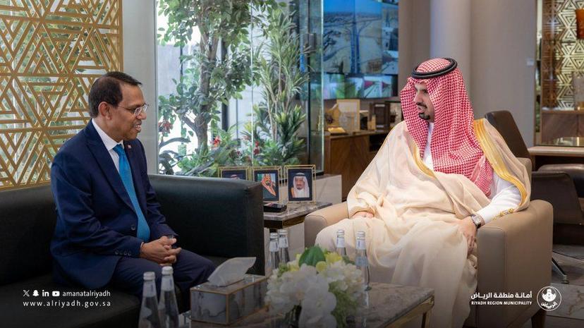 سمو الأمير د. فيصل بن عيّاف، أمين منطقة الرياض، يستقبل السفير فوق العادة مفوض جمهورية المالديف لدى المملكة السيد أحمد سرير سمو الأمير د. فيصل بن عيّاف، أمين منطقة الرياض، يستقبل السفير فوق العادة مفوض جمهورية المالديف لدى المملكة السيد أحمد سرير