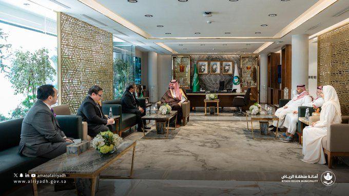 عبدالعزيز بن عيَّاف أمين منطقة الرياض مع سعادة سفير جمهورية الفلبين فوق العادة والمفوض لدى المملكة السيِّد ريموند رييس بالتبات عبدالعزيز بن عيَّاف أمين منطقة الرياض مع سعادة سفير جمهورية الفلبين فوق العادة والمفوض لدى المملكة السيِّد ريموند رييس بالتبات