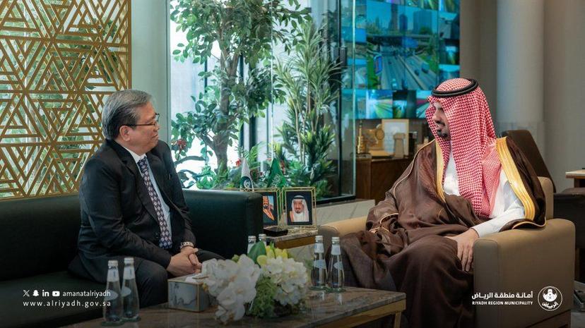 عبدالعزيز بن عيَّاف أمين منطقة الرياض مع سعادة سفير جمهورية الفلبين فوق العادة والمفوض لدى المملكة السيِّد ريموند رييس بالتبات عبدالعزيز بن عيَّاف أمين منطقة الرياض مع سعادة سفير جمهورية الفلبين فوق العادة والمفوض لدى المملكة السيِّد ريموند رييس بالتبات